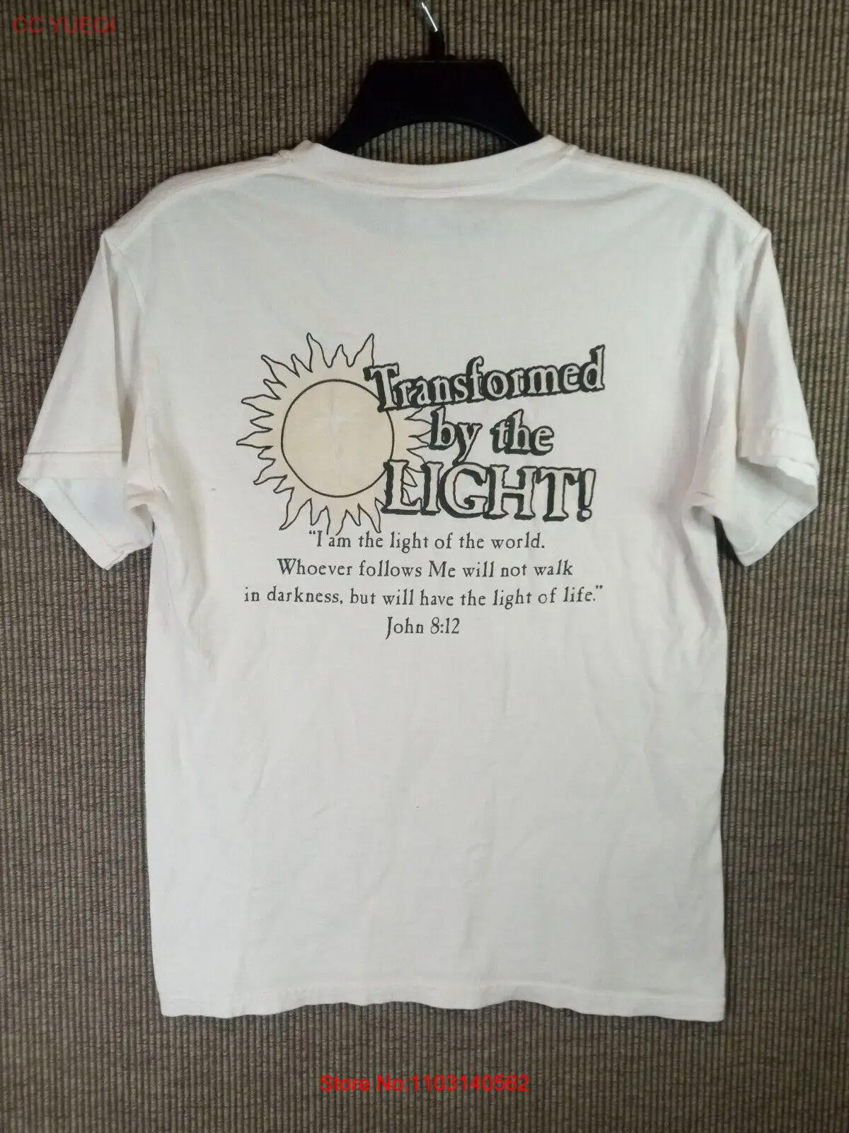 Camiseta blanca de manga corta de talla pequeña que brilla en el sol oscuro con el versículo de la Biblia