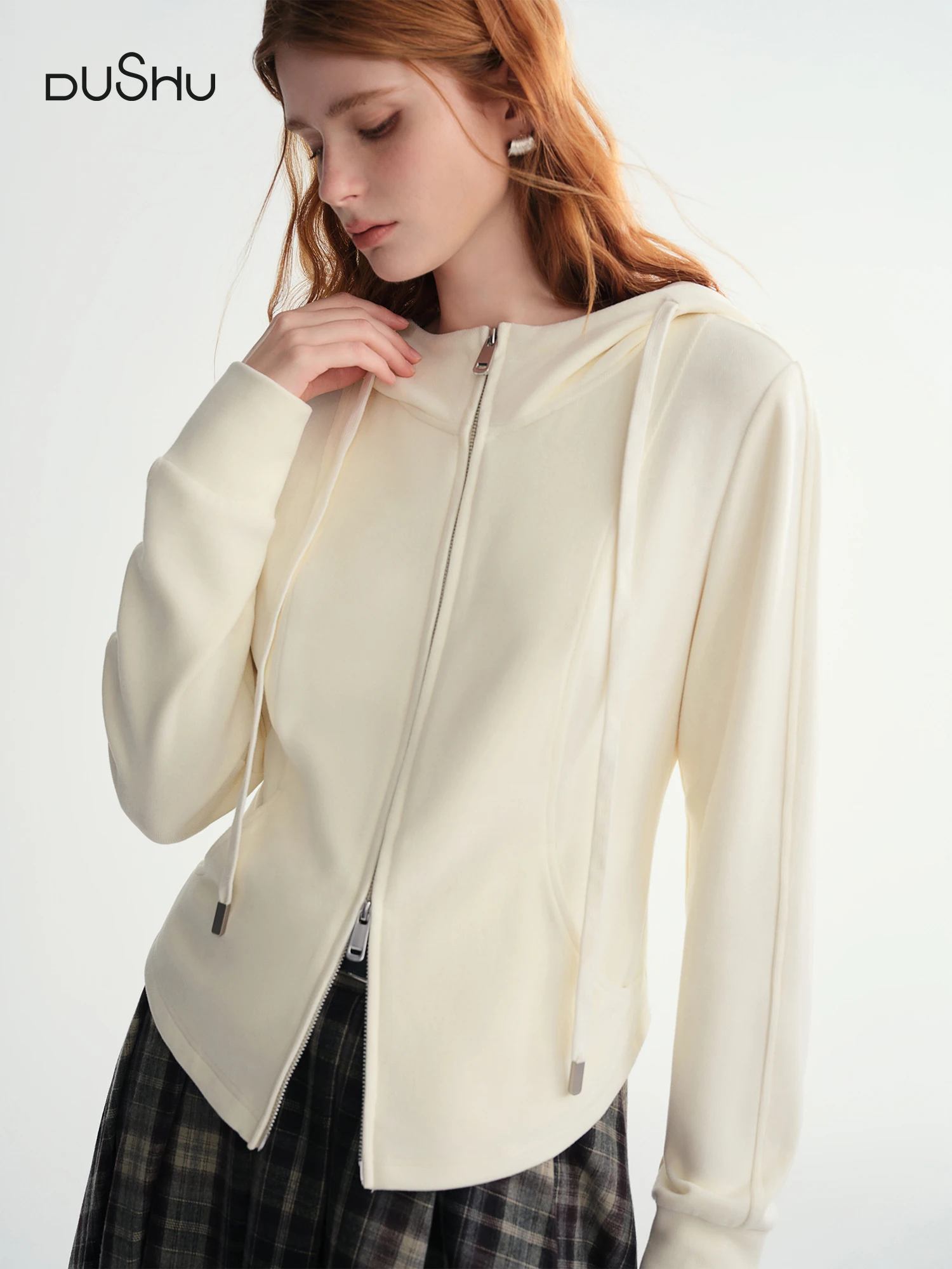 

DUSHU Зима 2025 г. Женский комплект свитшотов с деформированной талией — свободный крой, пуловер и джоггеры, одежда для дома из двух предметов, повседневная элегантность