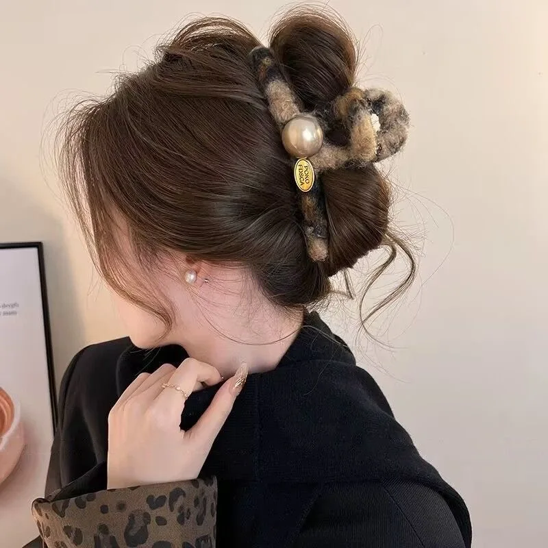 1pc Autumn/Winter Fashion Plush Leopard Print Hair Clip, New High-End Pearl Shark Clip Hairpin for the Back of the Head