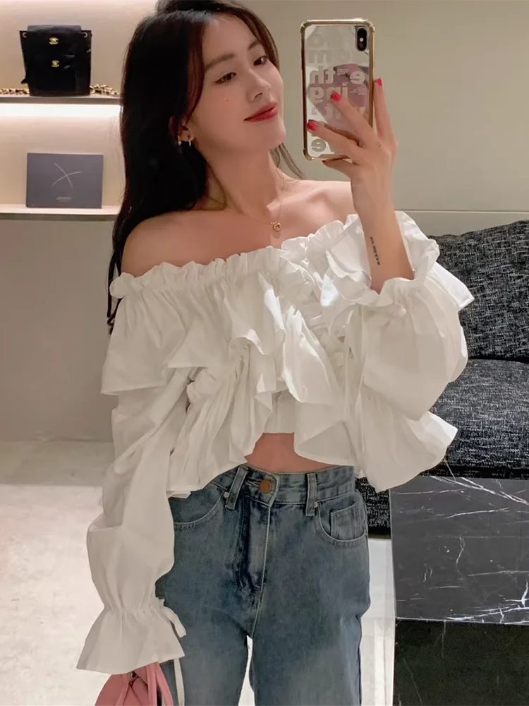 Zoki-Camiseta blanca con volantes y hombros descubiertos para mujer, blusa ajustada recortada Sexy, Tops elegantes con cuello oblicuo a la moda coreana