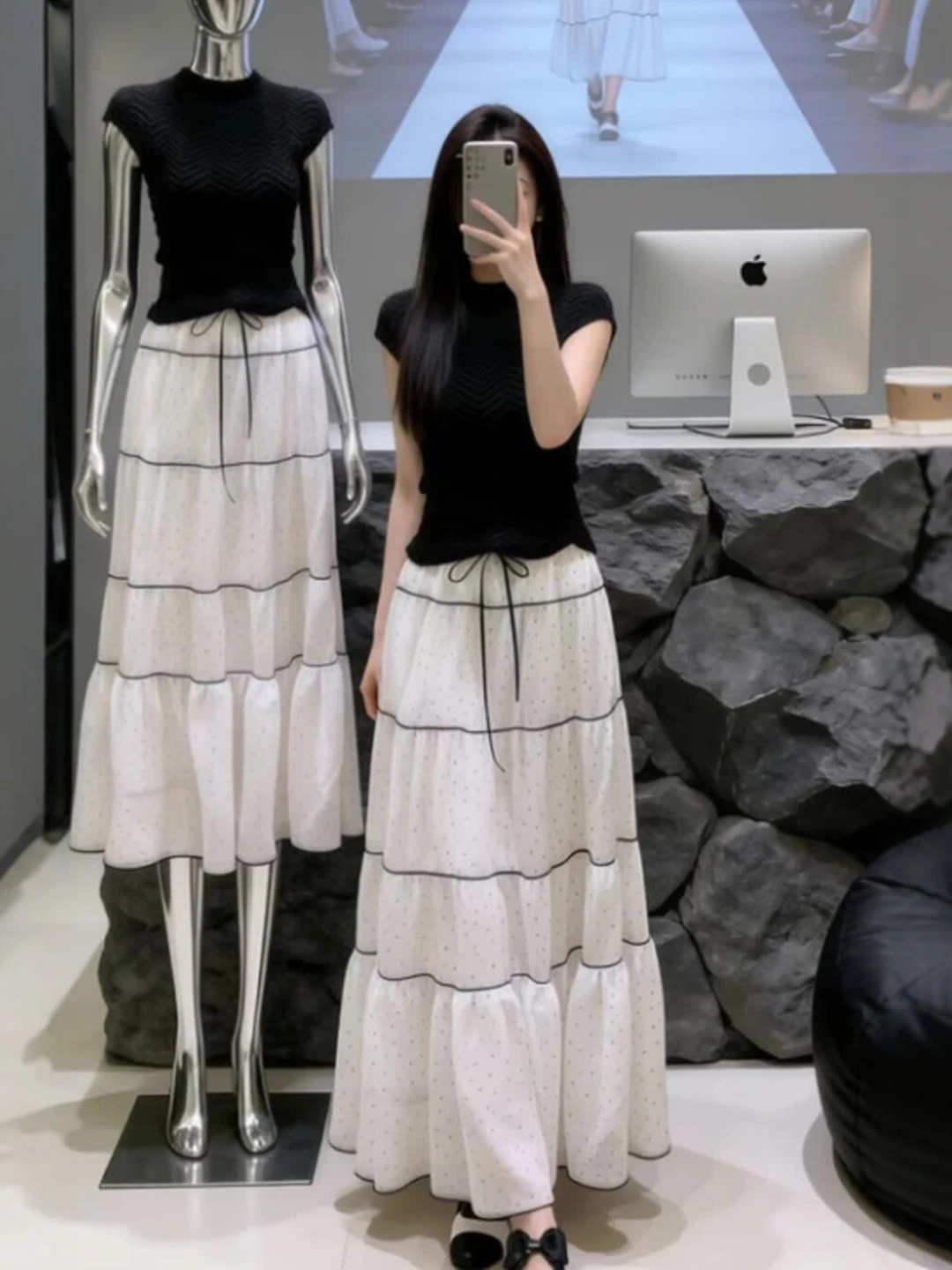 

Уникальный черный комплект из топа и юбки, омолаживающий образ, готовый образ дня (OOTD), лето 2026, модный женский комплект из хлопка, приталенный крой