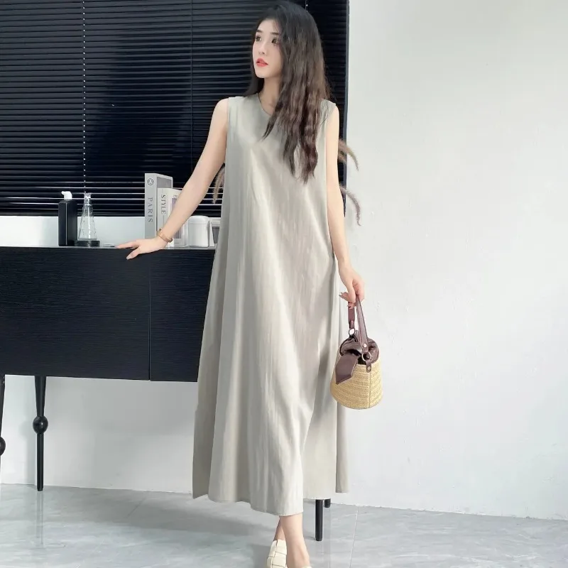 

Женское свободное платье-макси без рукавов бежевого цвета