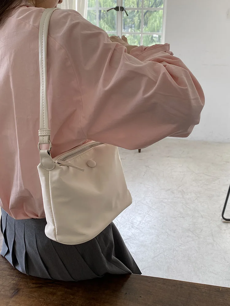 bolsa-de-ombro-leve-de-nylon-para-bebe-bolsa-estilosa-em-forma-de-bolinho-casual-cor-pura-estilo-coreano