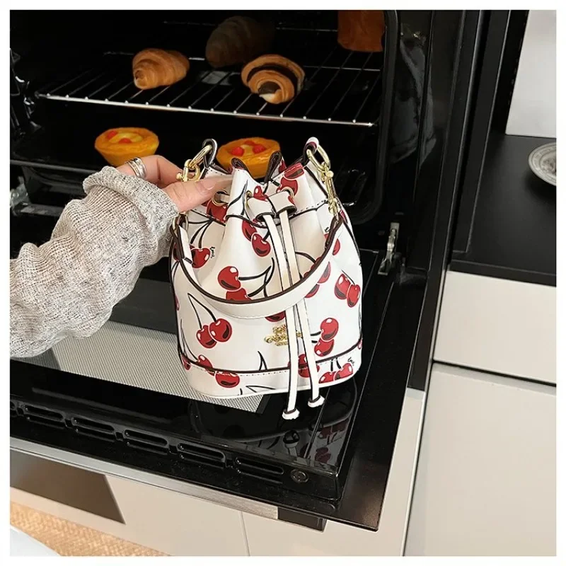 

2025 Stylish Drawstring Crossbody - Women's Vintage Logo Bucket Bag, Classic Daily Handbag