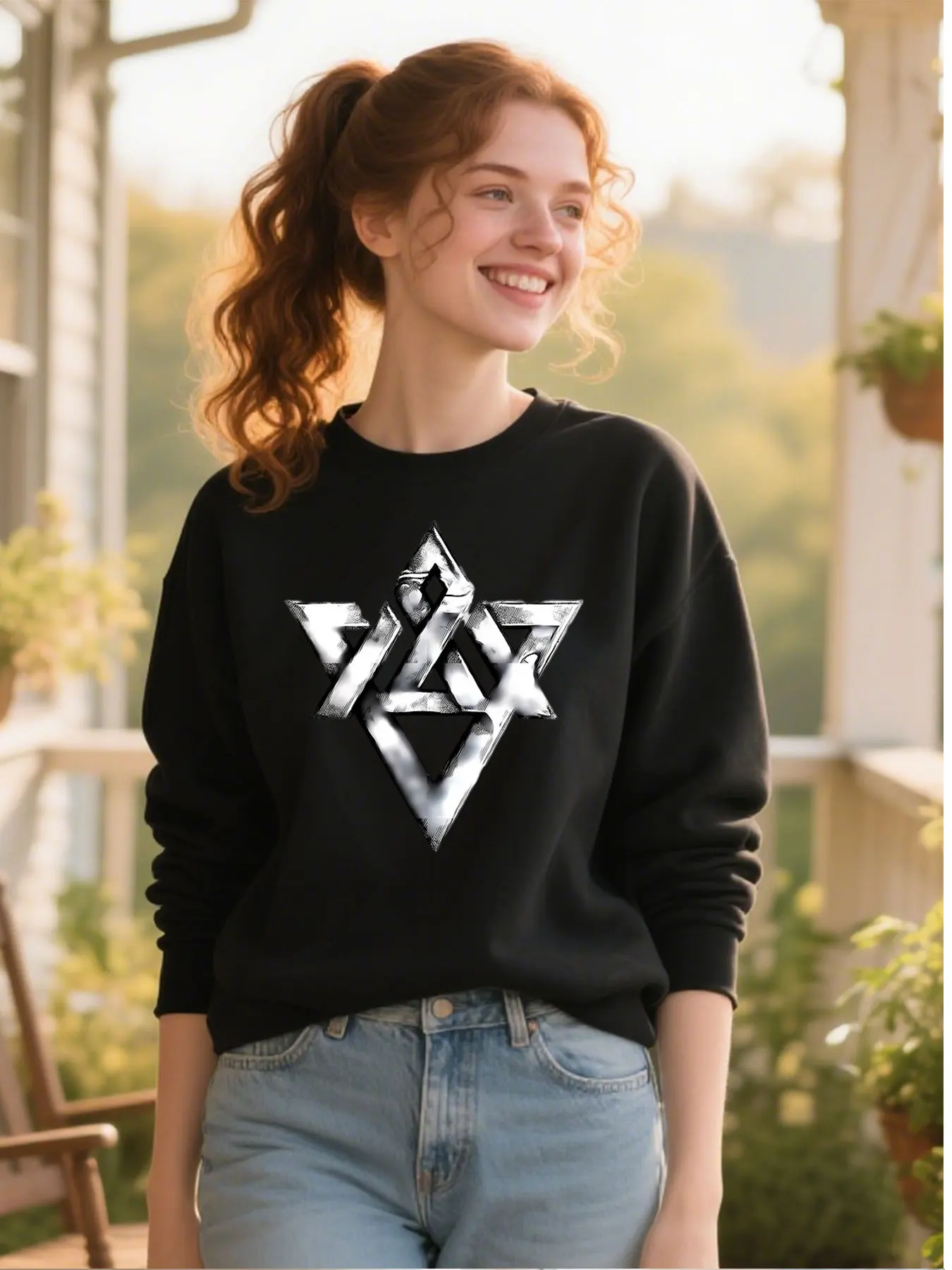 Zacht katoenen damessweatshirt met ronde hals en levendige geometrische metallic embleemprint, perfect voor kerstcadeau en casual buiten