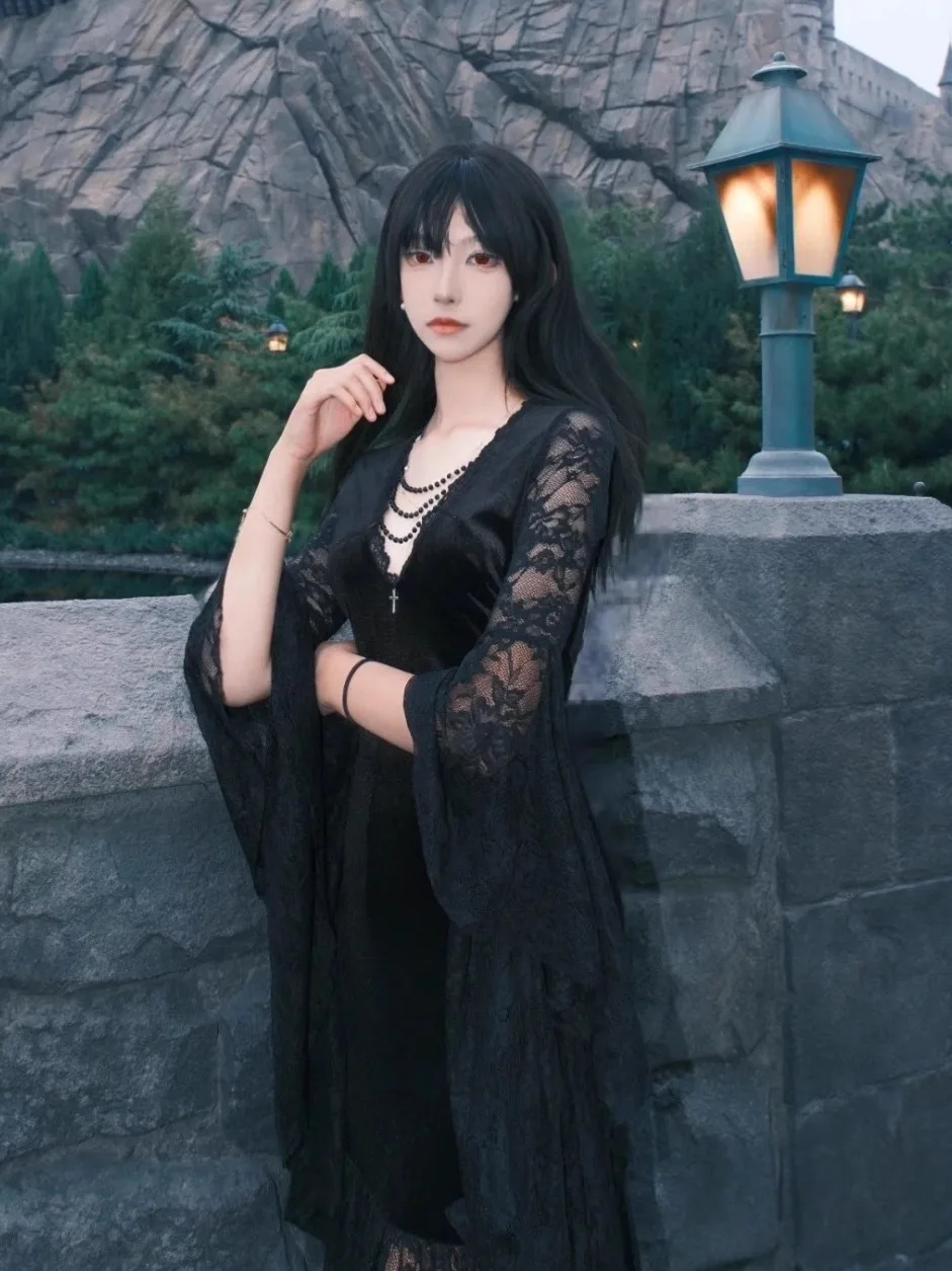 Gotycki, aksamitny, długi kostium na Halloween dla kobiet, strój czarownicy, koronkowa spódnica, dzwonkowe rękawy, dekolt w serek, mieszanka poliestru i spandexu.