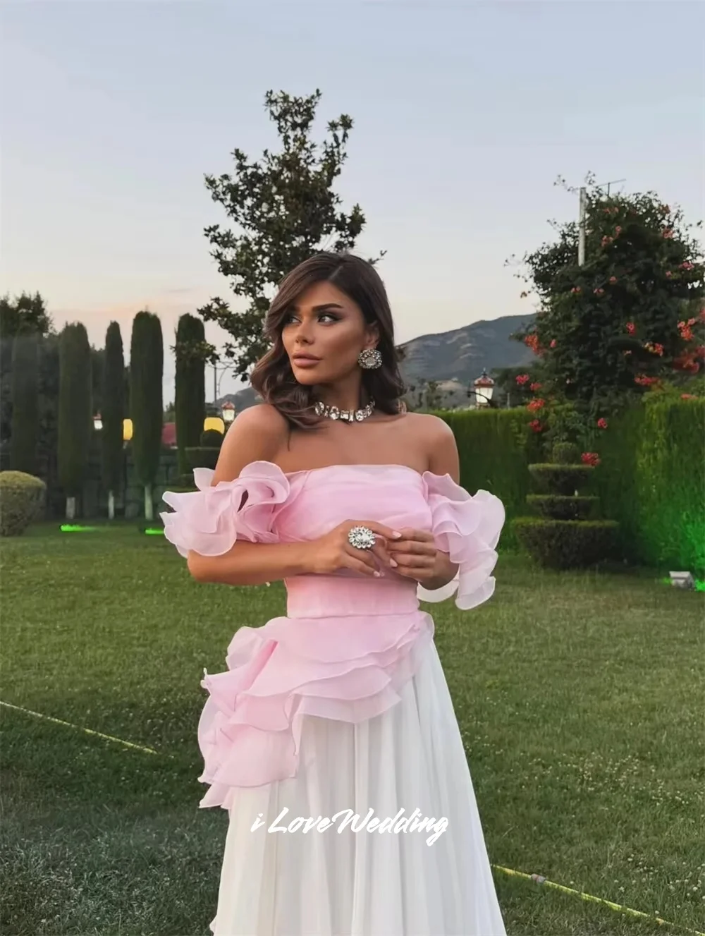 핑크 끈이 없는 댄스 파티 드레스 2025 퍼프 슬리브 A라인 바닥 길이 러플 백리스 이브닝 드레스 웨딩 파티 드레스 맞춤형