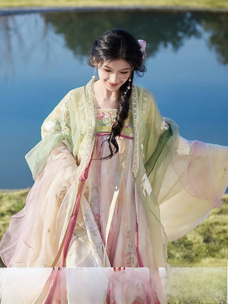 

Весенняя коллекция женских платьев Hanfu с цветочным узором и вышивкой, модель «Тринадцать лотосов», с широким подолом и декоративными элементами на груди.