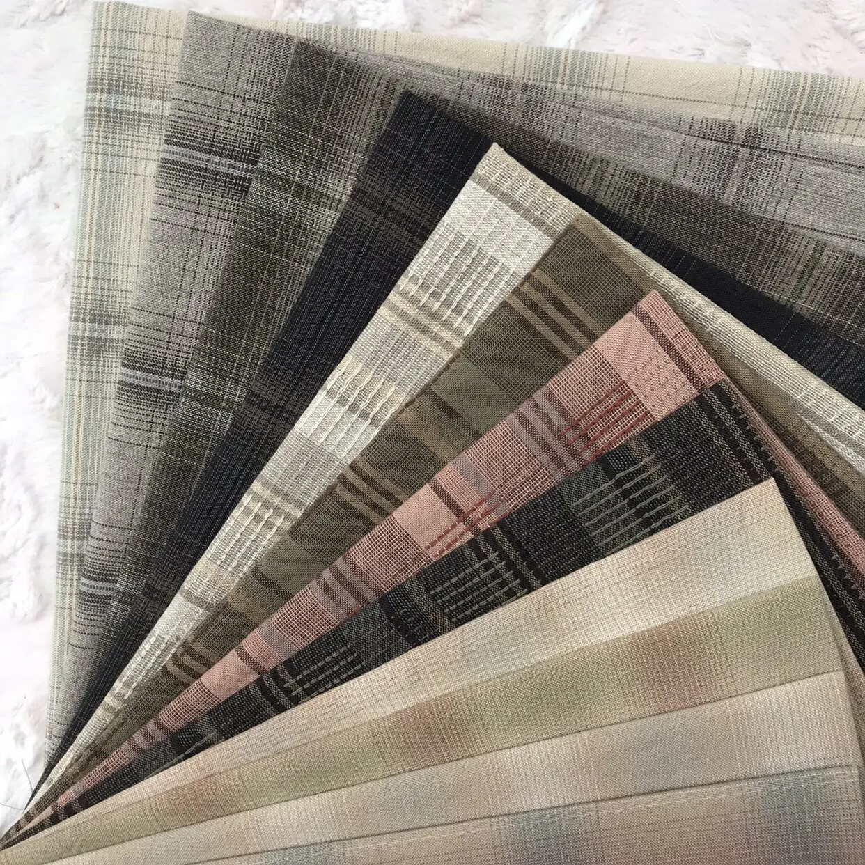 

Ткань для рукоделия 50*55 см, набор из японской ткани с окрашенной пряжей, для шитья, пэчворка, квилтинга, в полоску и горошек, серия Random Dark.