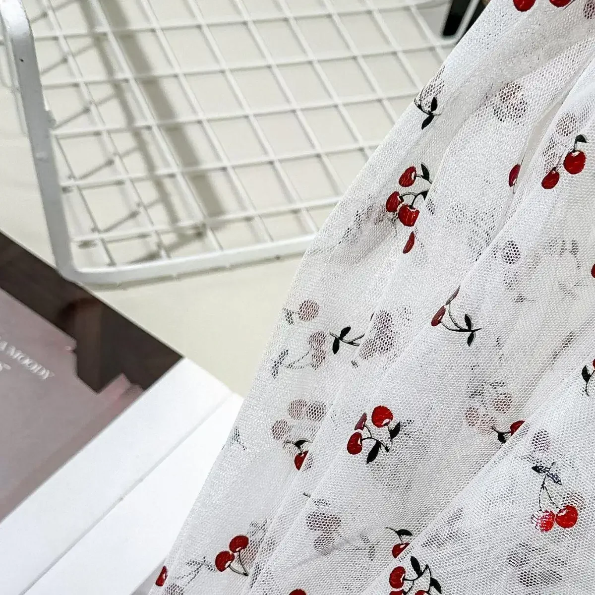 Tessuto a rete morbido elasticizzato con filo d'oro con stampa ciliegia per abbigliamento Materiale decorativo a rete trasparente con fori fini per sartoria fai-da-te