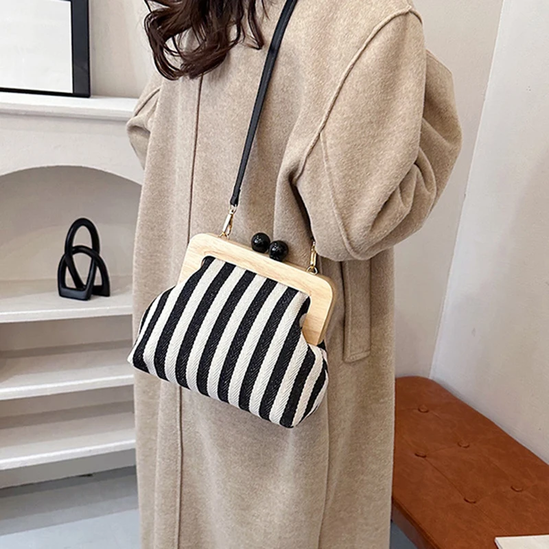 Womens Clutch Purse For Evening Party Striped Pattern Crossbody Bag Niche Designer Fashion Handbag