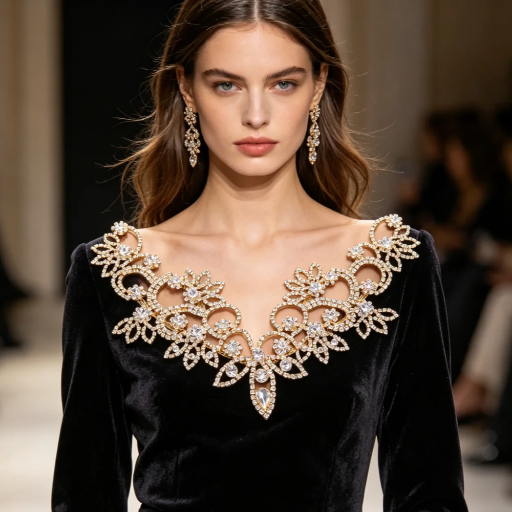 

1Pcs glass crystal sewn rhinestone decal V-neck collar border, suitable for DIY sewing of women's dresses