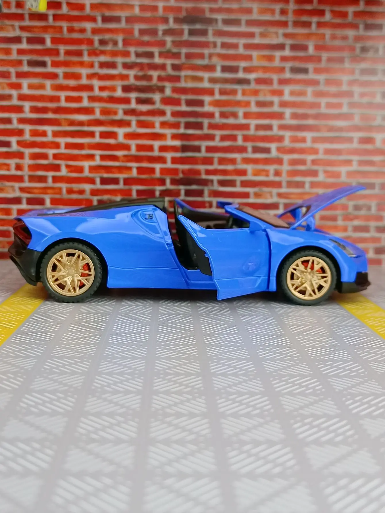 Modelo de coche deportivo de aleación Bugatti Mistral W16, vehículo de juguete fundido a presión, coche de carreras de Metal, luz de sonido, regalos de cumpleaños para niños, 1/32