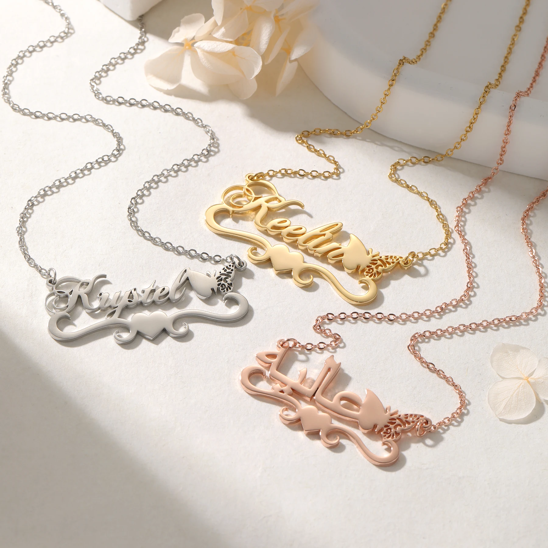 Personalisierte Namenskette mit Schmetterlingsherz-Namensstil. Zeigt einen einzigartigen High-End-Stil. Ein einzigartiges Geschenk für Ihren bedeutenden anderen