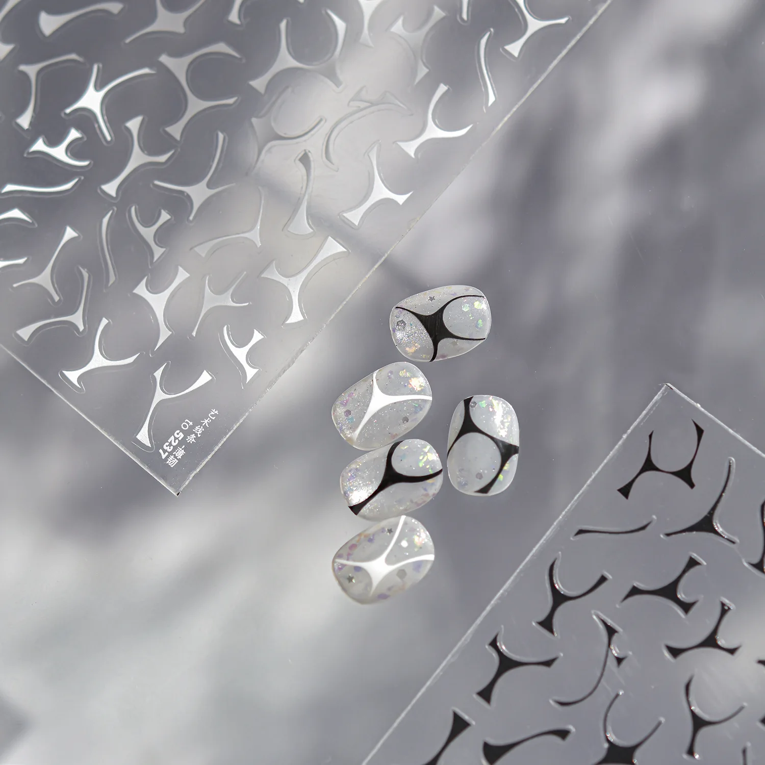 สติกเกอร์ติดเล็บลายเส้นโค้งสไตล์ฝรั่งเศสสีขาวทันสมัย 5 มิติ ลายเส้นศิลปะแบบอสมมาตร ชิ้นส่วนเรขาคณิตที่น่าหลงใหล สำหรับตกแต่งเล็บ