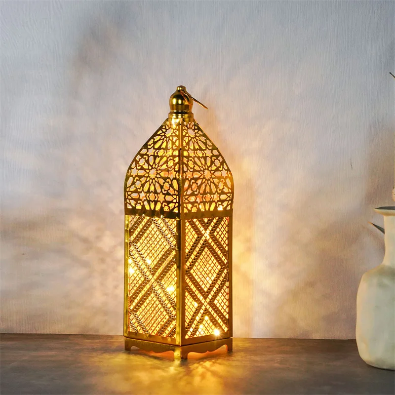 Lampada a vento cava dorata Lanterna in ferro marocchino Tavolo da casa Luce notturna a LED per la decorazione del partito di nozze Eid Mubarak Ramadan Kareem