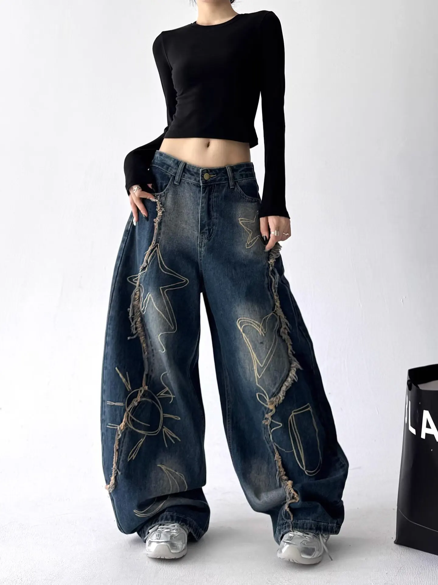 กางเกงยีนส์ทรงหลวมสไตล์อเมริกันฮิปฮอปปักลายอินเทรนด์และใช้งานได้หลากหลายสำหรับผู้หญิง กางเกงขากว้างสไตล์สตรีท Y2K สำหรับทุกเพศ