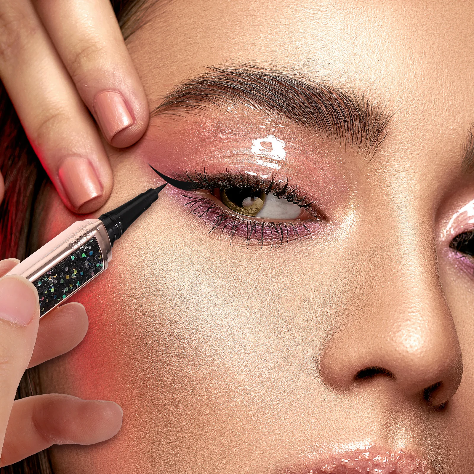 アイライナーペン ダイヤモンドグリッター液体アイライナー 滑らかで長持ちするブルーミングなしの自己粘着メイクアップツール 女性用