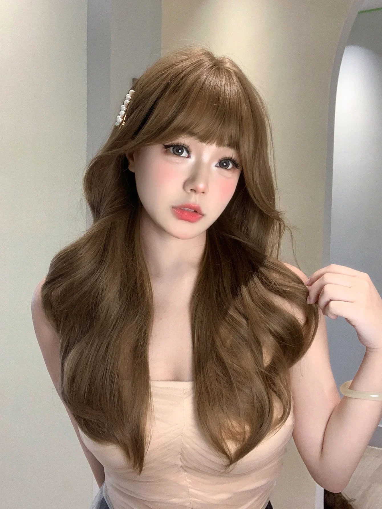 24Inch Honey Brown Pretty Lolita Synthetic Wigs With Bang Medium Natural Wavy Hair Wig for Women Daily Use Heat Resistant Shiny