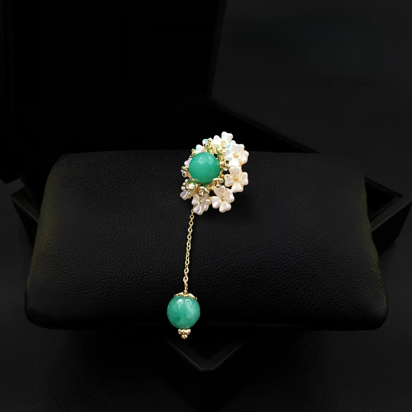 Vintage Chinese Style Flower Tassel Brooch for Women Green Bead Lapel Pin Suit Dress Cheongsam Jewelry Clothing Accessory 2097
