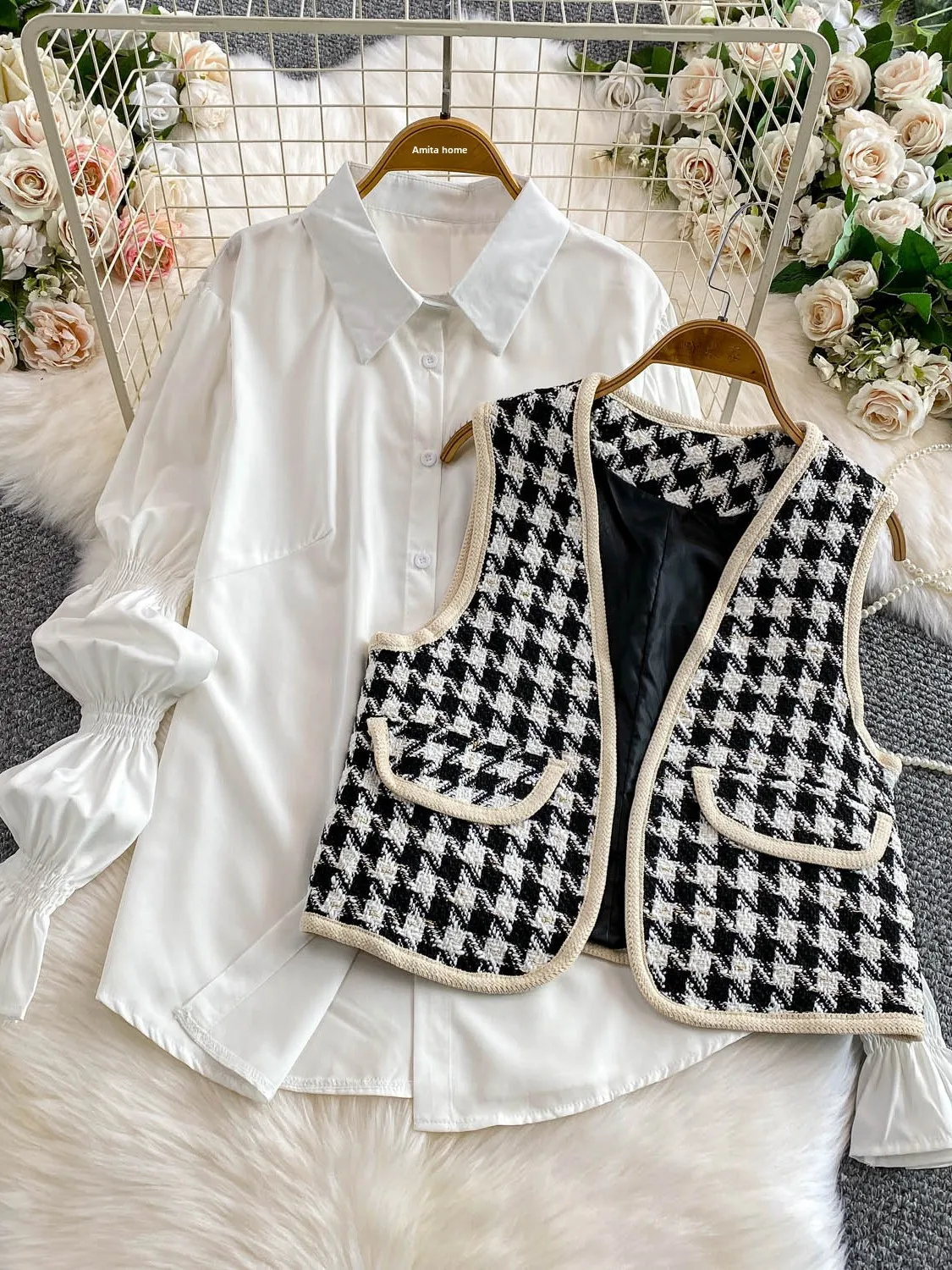 

Комплект в французском стиле: белая рубашка с рукавами-фонариками, твидовый жилет и клетчатая верхняя одежда для стройного силуэта – модный ансамбль