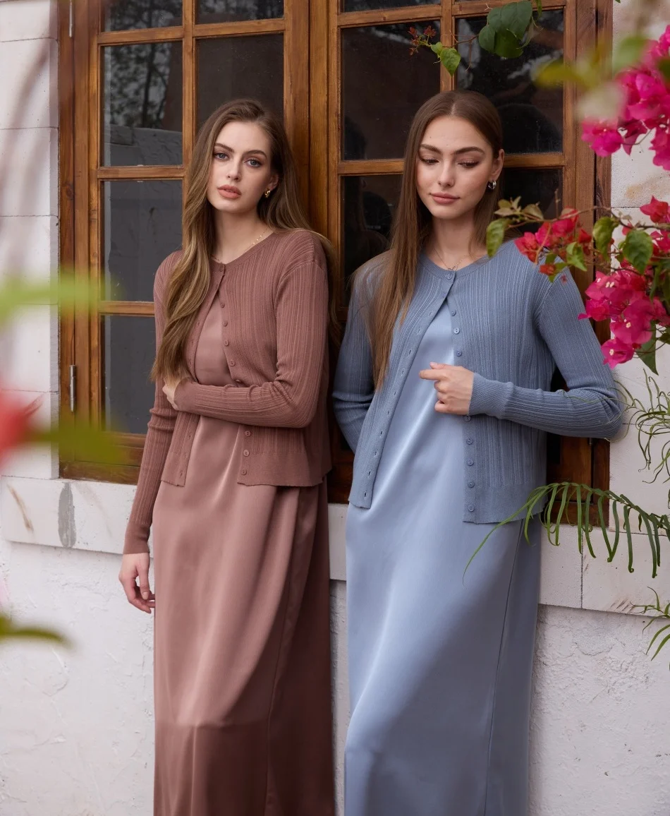 

Коллекция женской нарядной одежды: кружевное атласное платье-слип + кружевная атласная юбка + вязаный жилет + вязаный кардиган.