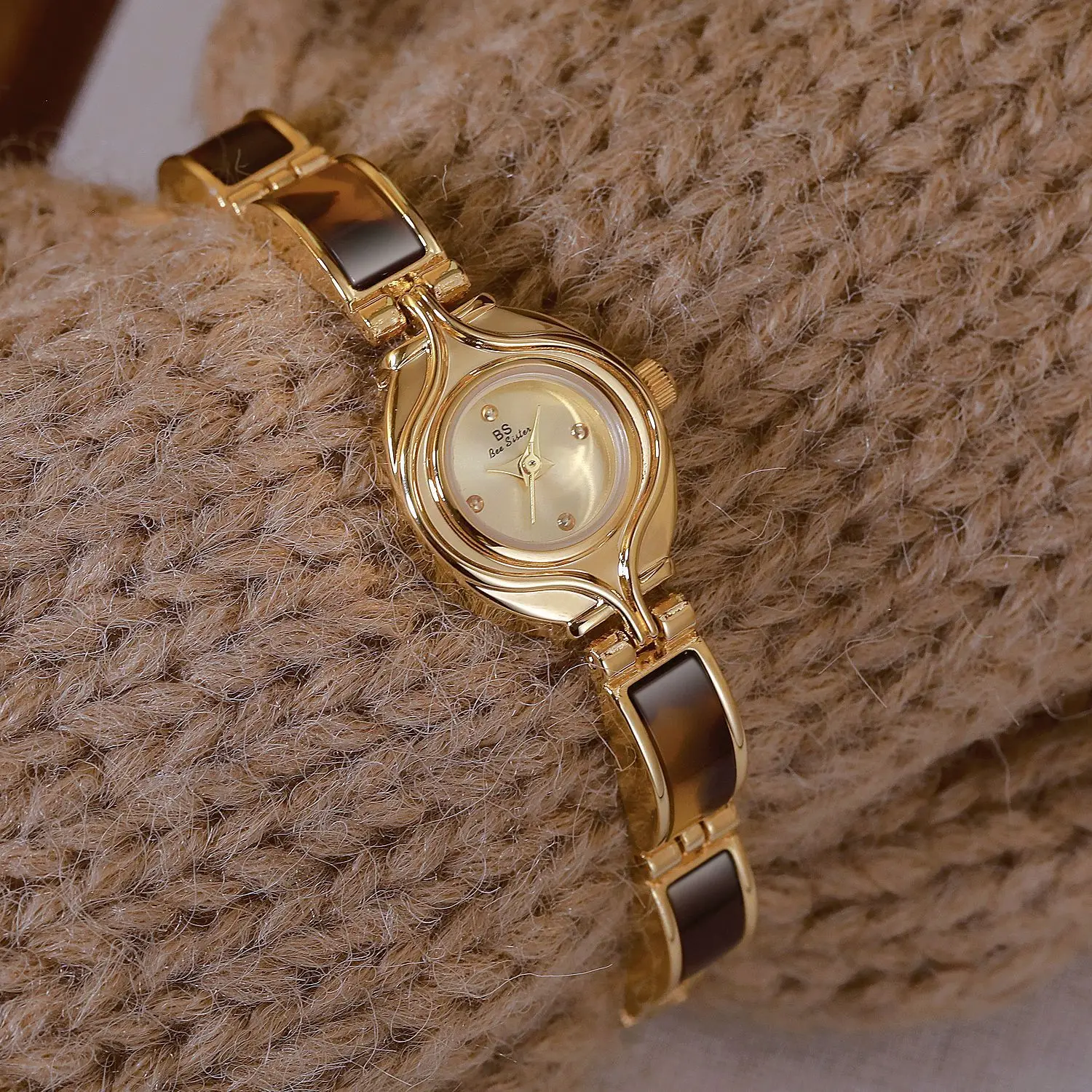 Nieuw Franse stijl Vintage armband en kettinghorloge Prachtig damespolshorloge Perfect als cadeau voor dames Een uurwerk en accessoire.