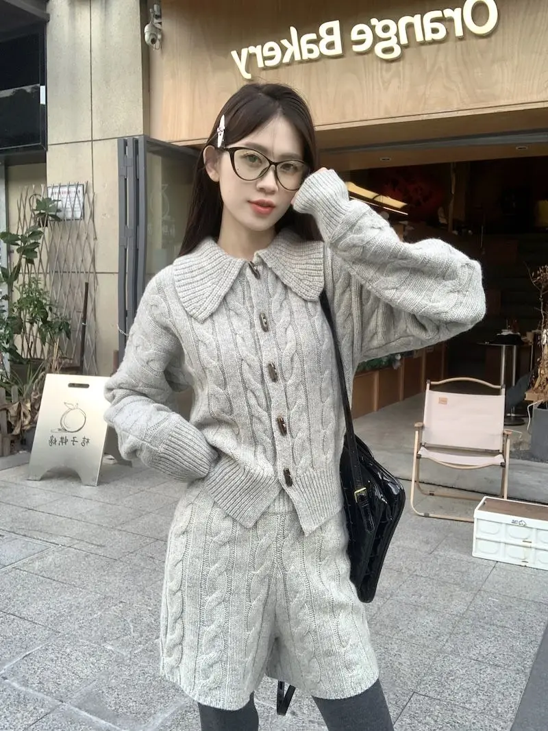 

Винтажный вязаный комплект 2025, кардиган, шорты с высокой талией, женские осенние наряды