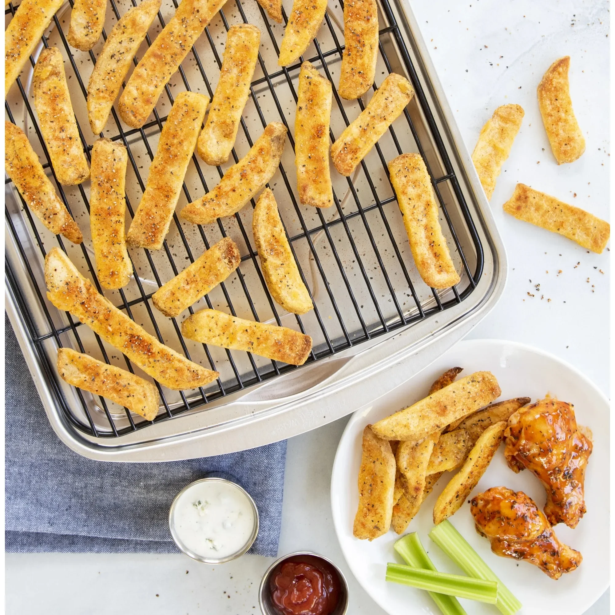 مقلاة لحم مقدد من الألومنيوم مع رف متداخل، 12.7 × 17.4 × 1.6 بوصة