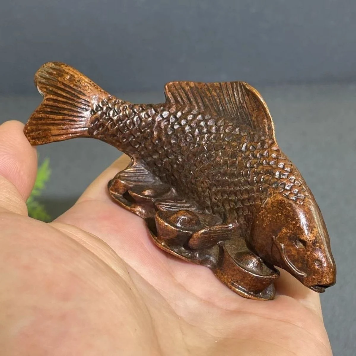 Copper carp dragon head fish body pressure ingot every year there is fish wealth free tea table tea pet table ornaments