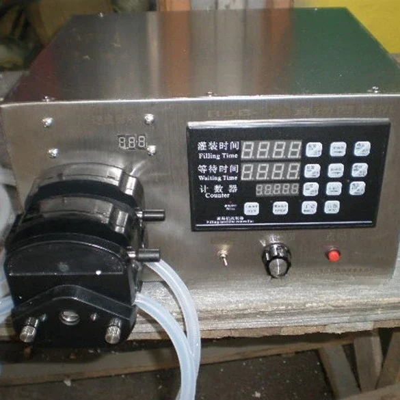 آلة تعبئة Peiqi آلة تعبئة P تمعجية برأس مزدوج آلة تعبئة المذيبات الكيميائية العضوية ذات الرأس المزدوج