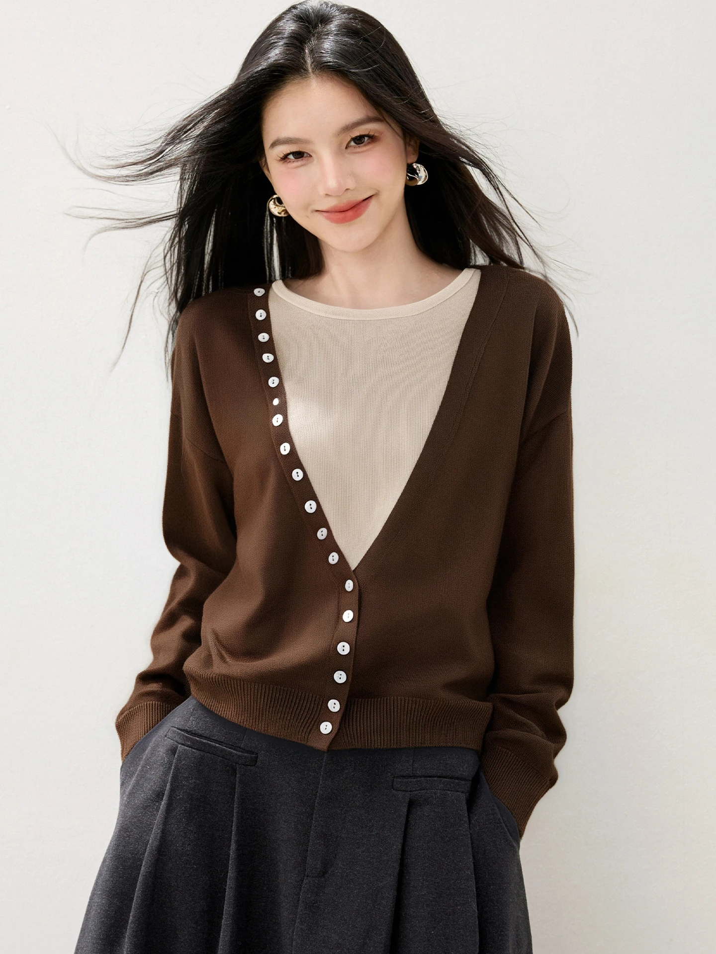 

Корейский шикарный осенний новый нишевый дизайн контрастного цвета, искусственный двухсекционный вязаный свитер на пуговицах с круглым вырезом, топ для женщин