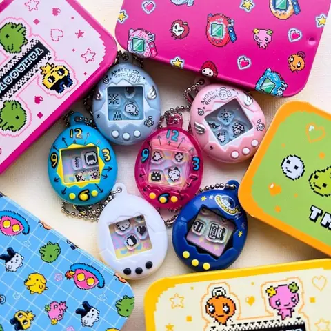 Auf Lager Original Bandai Tamagotchi 1st Round Electronic Pet Rocking Music Anhänger Twisted Egg Mamiji Anhänger Anime Peripheral