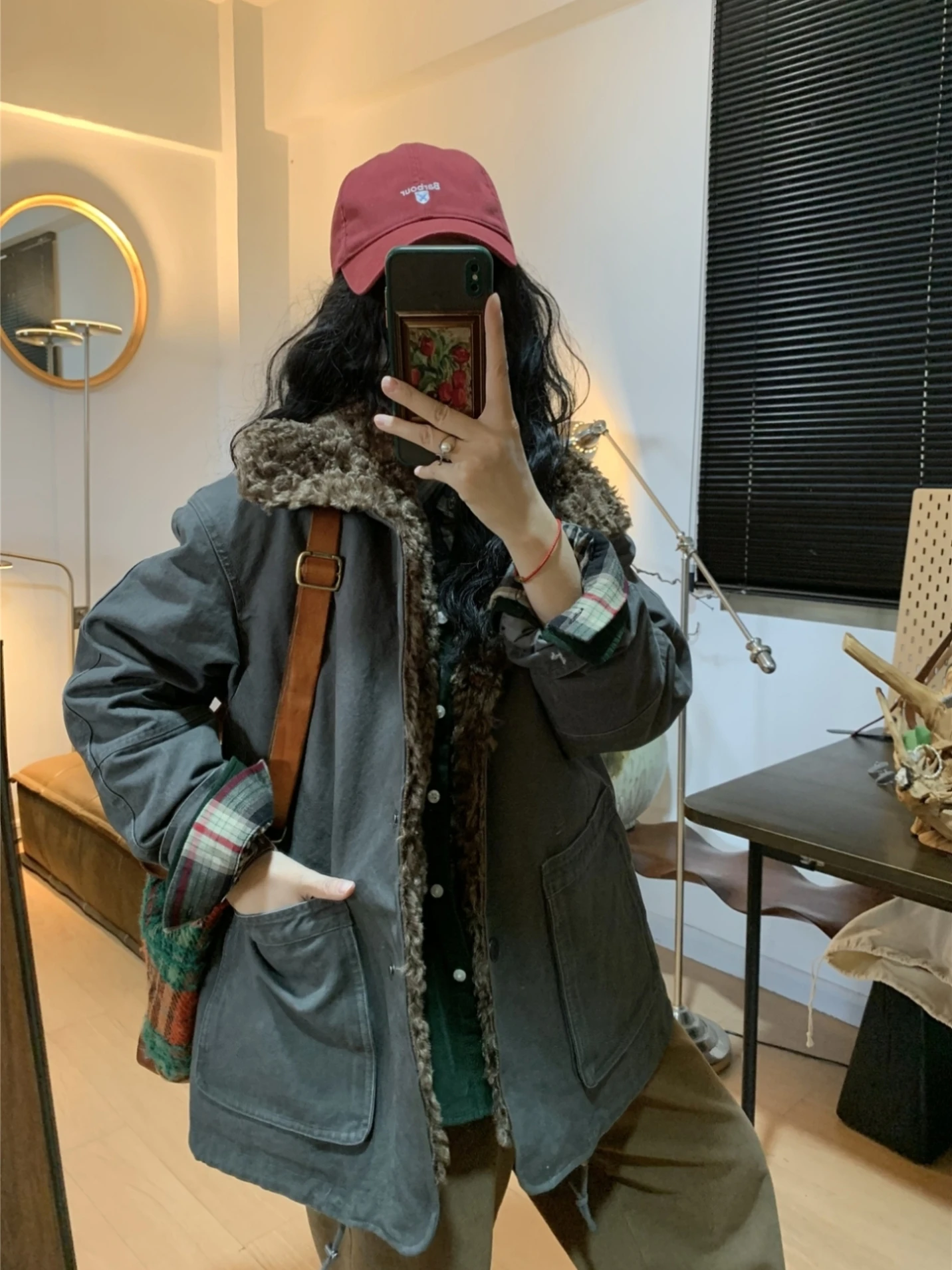 

Винтажная женская пуховая куртка QinEition с эффектом потертости, белая, с наполнителем из перьев, парка-пуховик с воротником из искусственного меха, теплая, с длинными рукавами