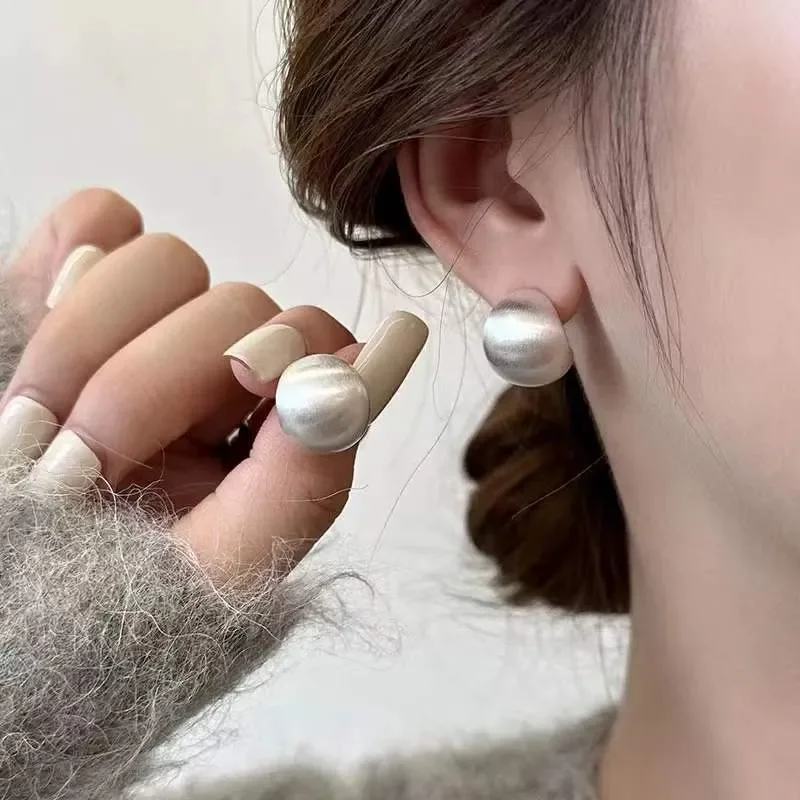 French heavy industry stud earrings 2024 Douyin hot-selling brushed ins style high-end sense light luxury temperament women's