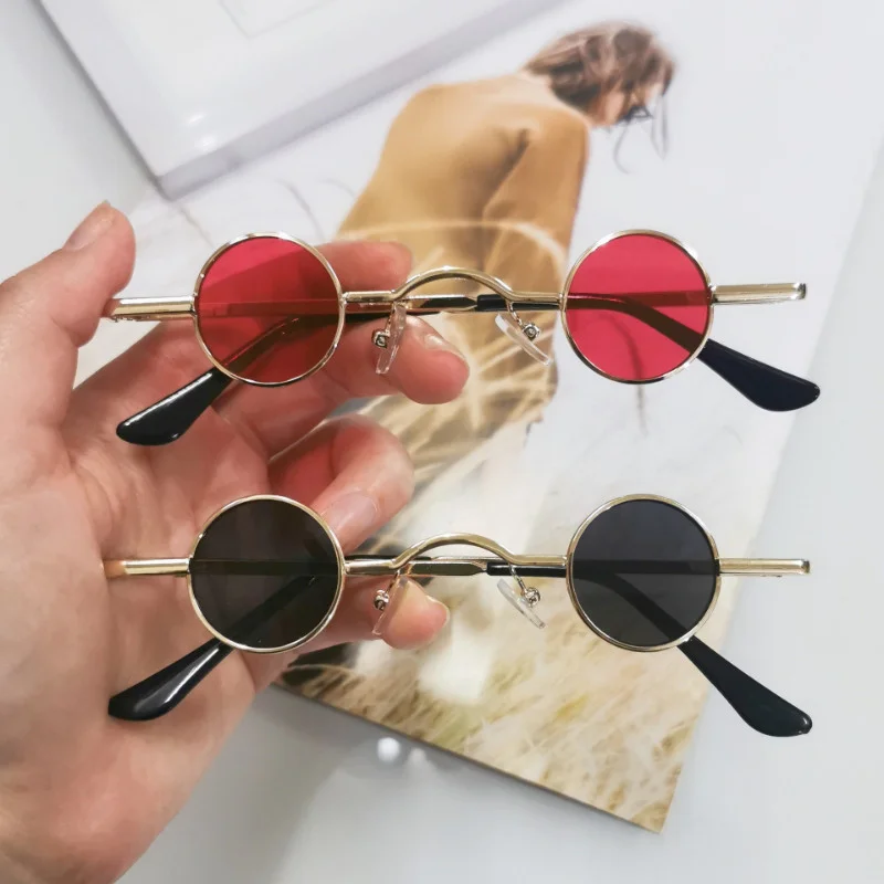Vintage Sonnenbrille für Damen und Herren im Retro-Punk-Stil mit Kleinem Rundem Metallrahmen und Bunten Gläsern - Modische Eyewear