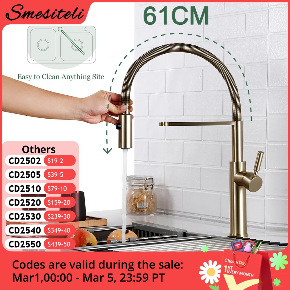 Baterie kuchenne ze szczotkowanego złota Pojedynczy uchwyt Wyciągany mikser kuchenny Ciepła i zimna woda Obrotowy kran wodny