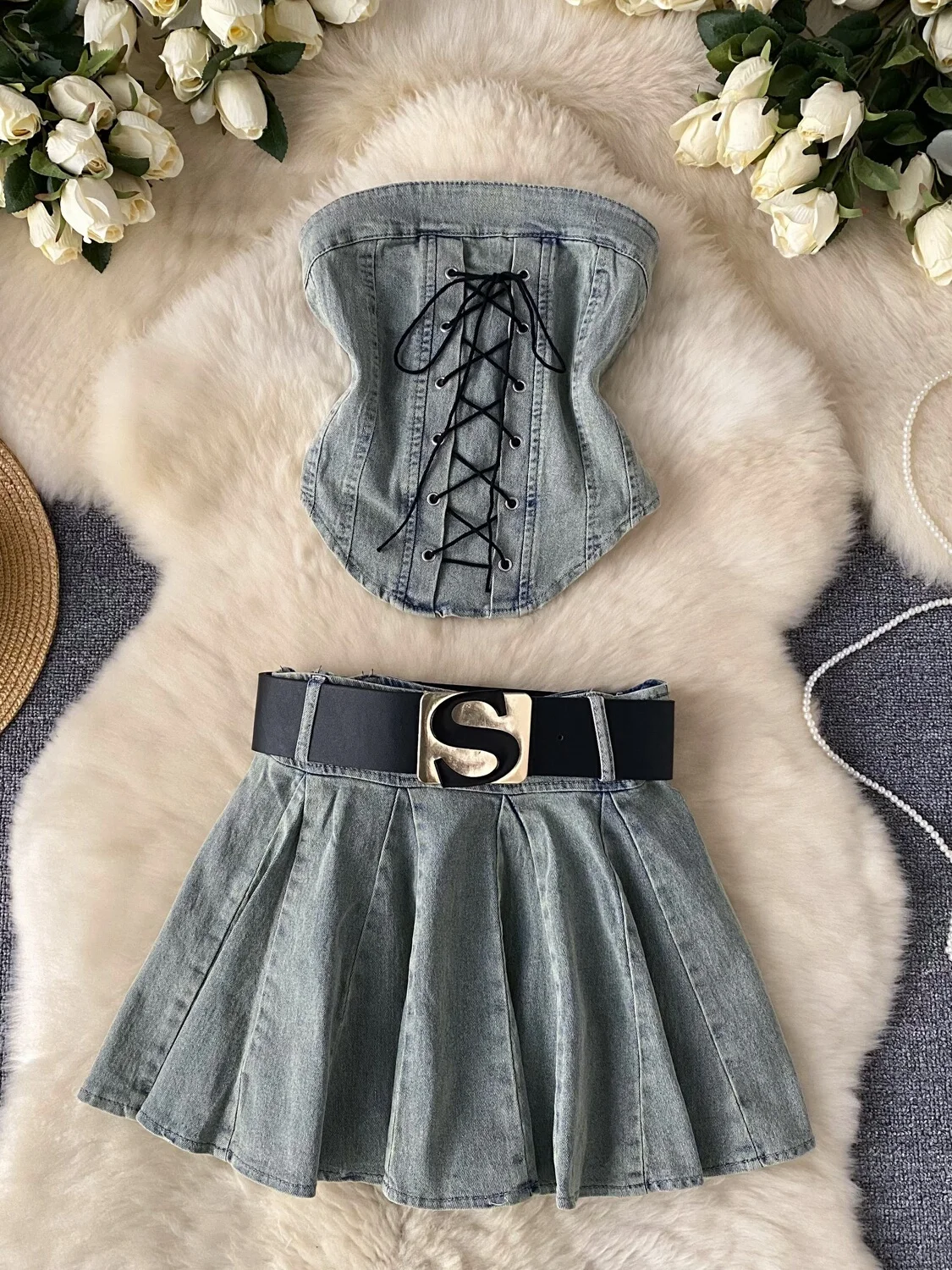 Conjunto de duas peças com top cropped acintu com alças de design moderno e saia jeans curta com cinto, conjunto f...