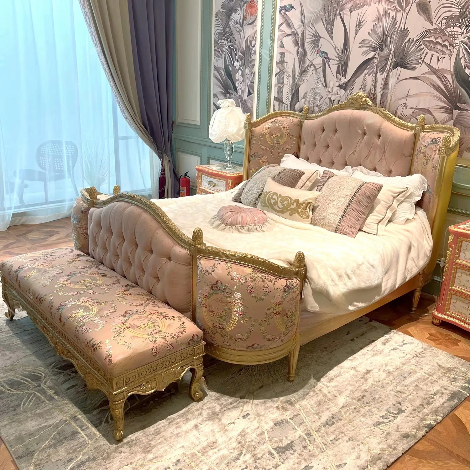 

Luxury European Style French Classic Solid Wood Gold Bedroom Furniture Set for Girls