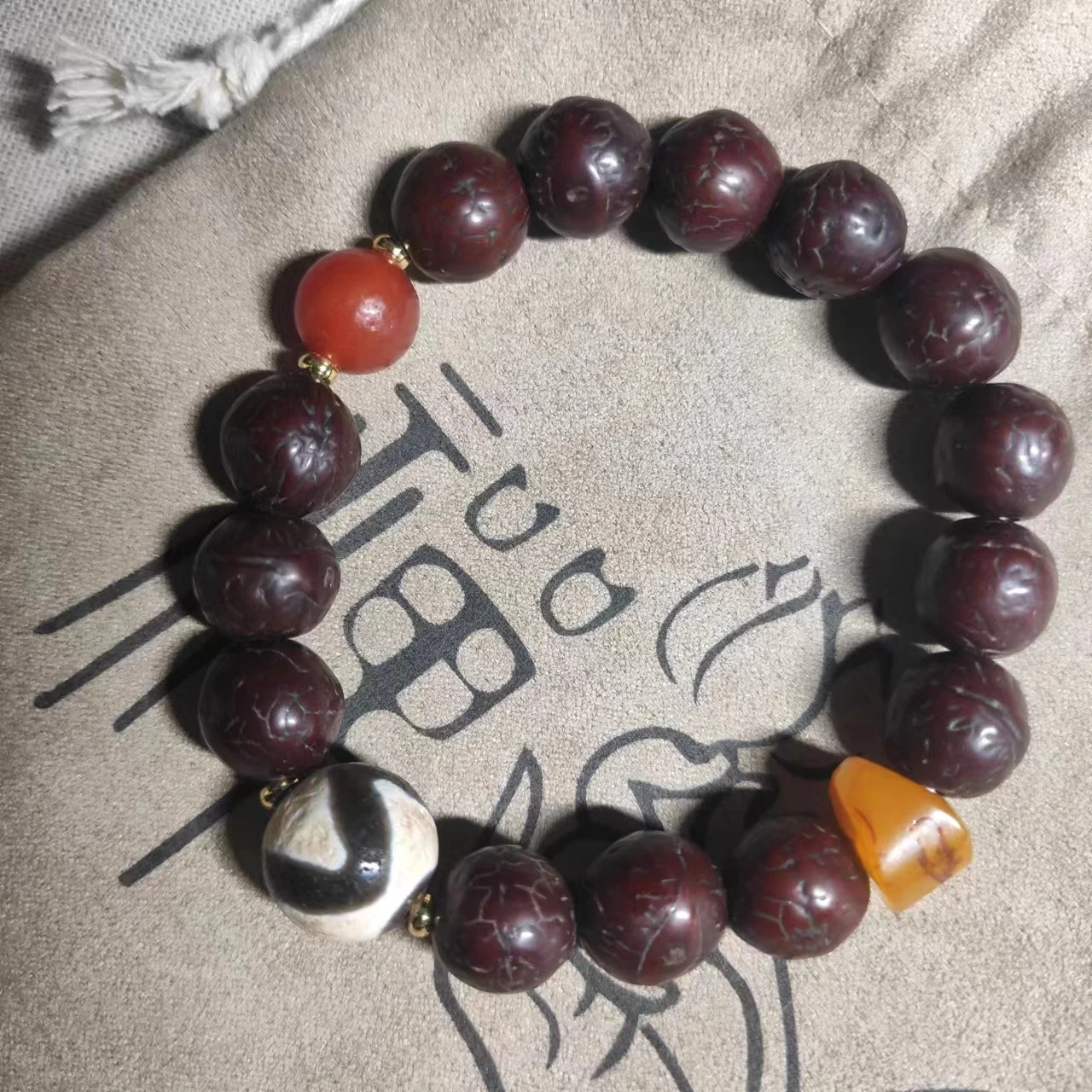 1pcs/lot Tibetan wood nut old hyacinth eye bodhi bracelet embellished natural amber agate tiger tooth dzi amulet jewelry gem