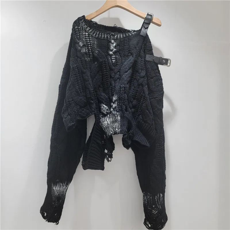 2025 خريف جديد حار فتاة مشبك معدني حزام حزام خارج الكتف ممزق البلوز محبوك سترة للنساء ، سحب فام