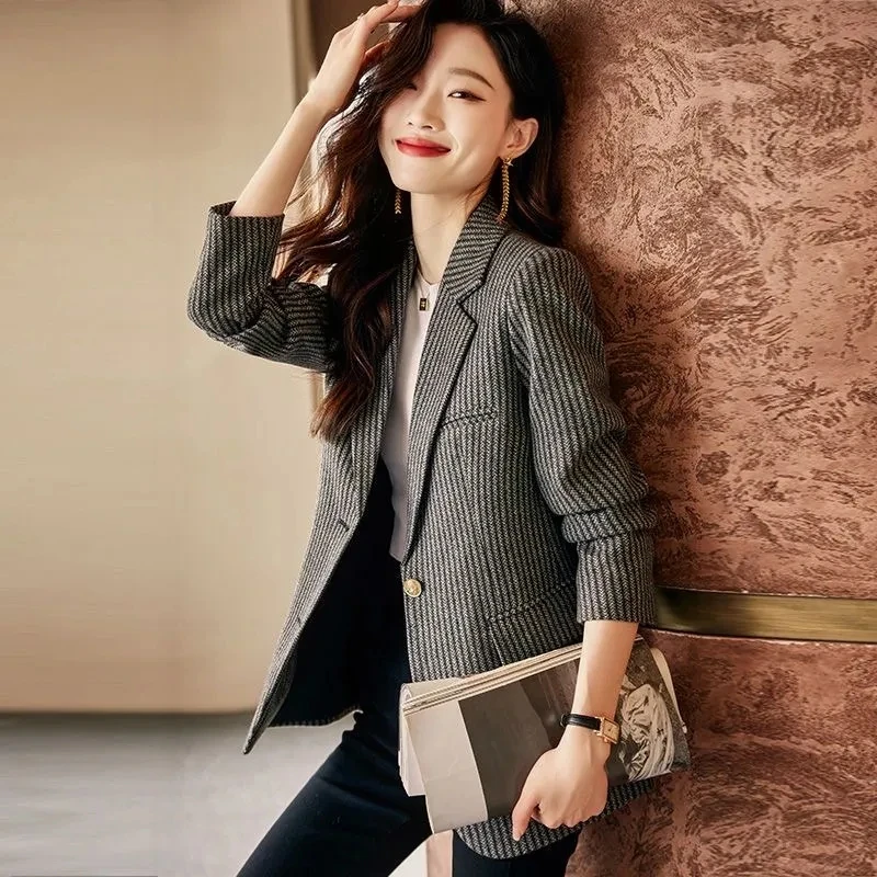 

V-neck Suit Jacket Women 2023 New Early Autumn Gray Stripe Casual Temperament High-end Feeling Explosive Street Small Blazer Top