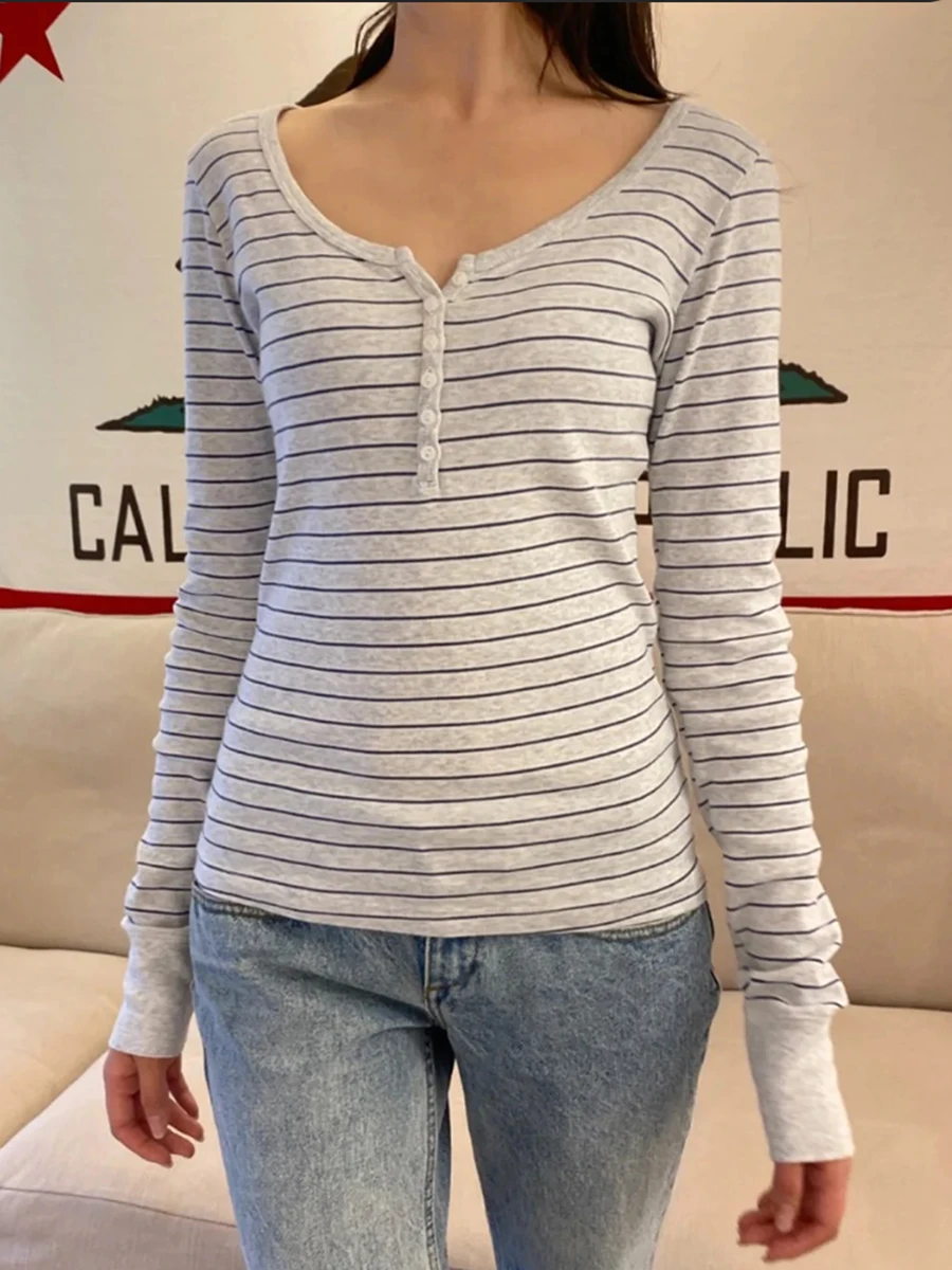 Camisetas de manga larga a rayas grises con seis botones para mujer, camisetas ajustadas de algodón con cuello redondo, ropa de calle Retro, nueva camiseta Y2k