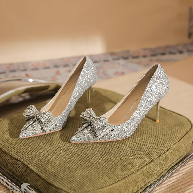 

Туфли-лодочки Bloomsteps на высоком каблуке, весна 2026, новые, серебристые, с кристаллами и бантом, свадебные, с острым носком, на шпильке
