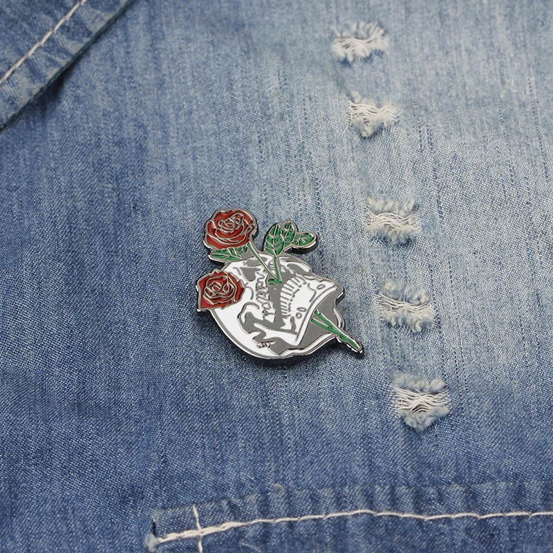 Gothic Rose in Skull Design Enamel Brooches Dark Skeleton Head And Flower Combo Shaped Pins Lost Love Badge