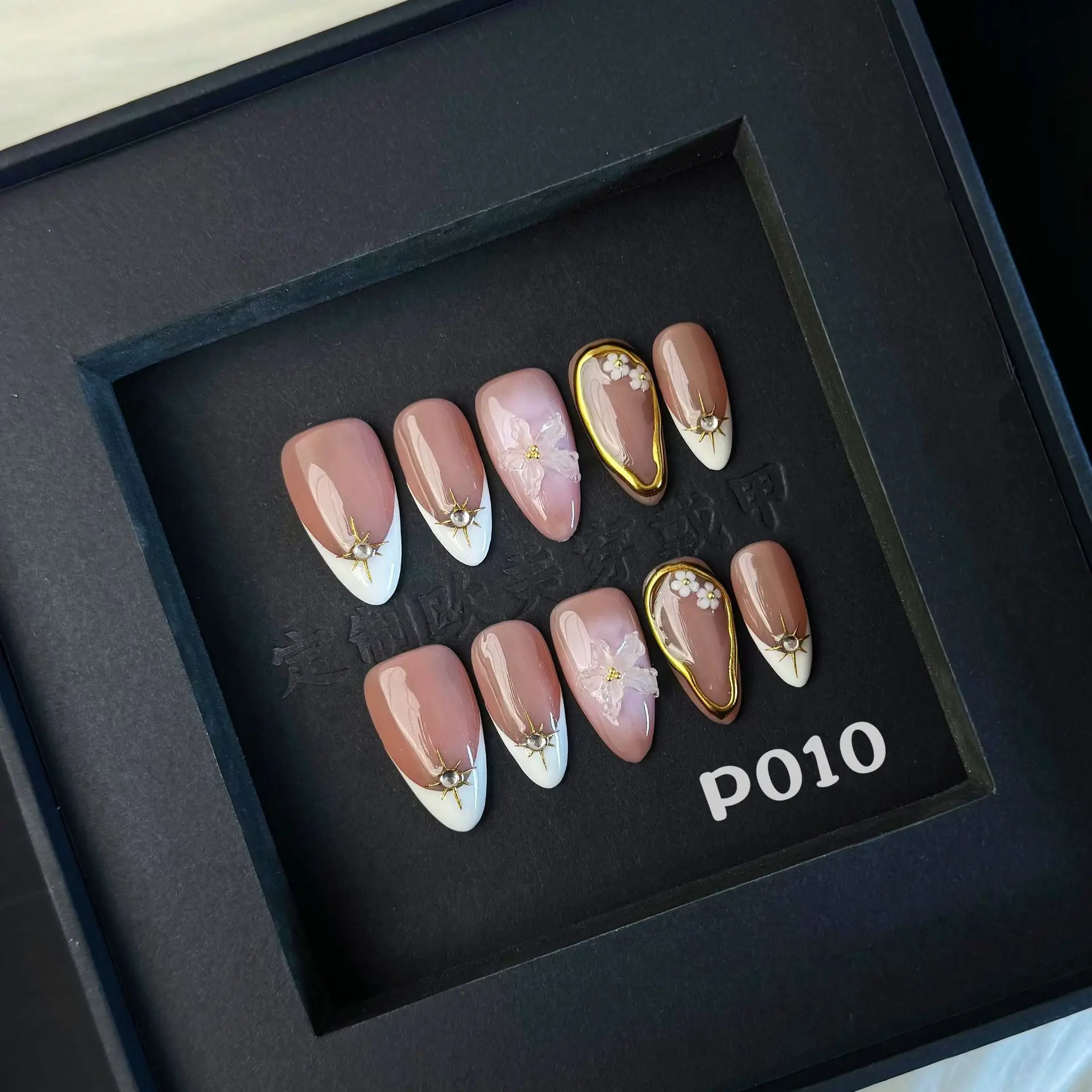 

10 шт. Накладные ногти ручной работы с французским дизайном и белым краем, в форме миндаля, многоразовые, с 3D-эффектом, прозрачные, с цветочным узором