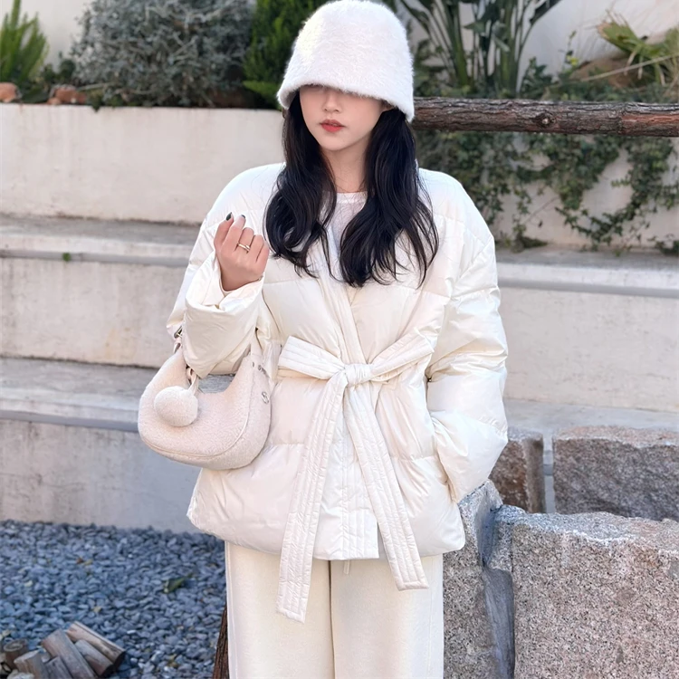 

Женское зимнее легкое пушистое пальто-халат с V-образным вырезом и поясом, свободного кроя, с завязками на талии