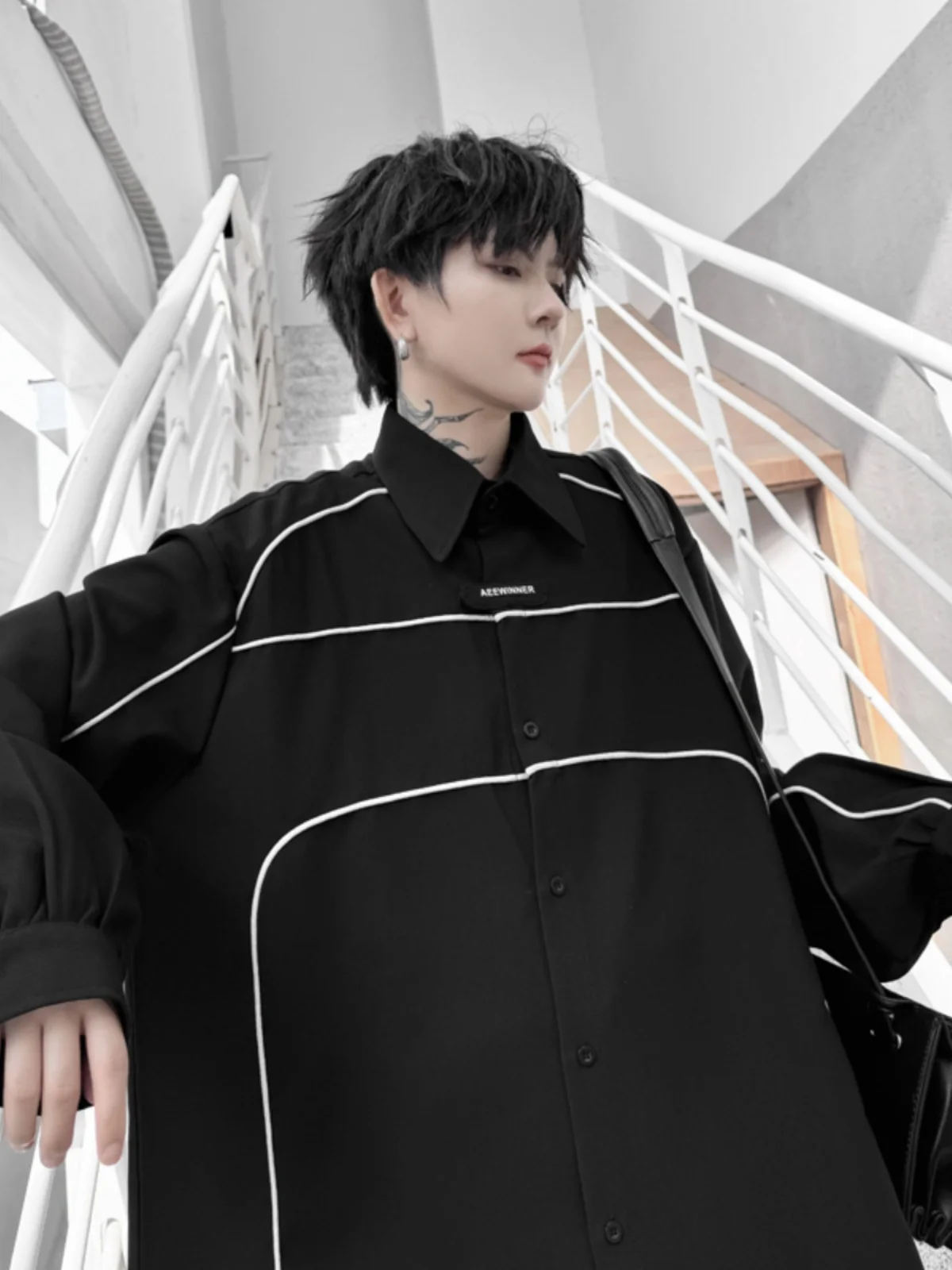 

Корейский длинный свеч контрастного цвета с буквенным принтом и тканым ремнем, дизайн из неизоляционного полиэфирного волокна