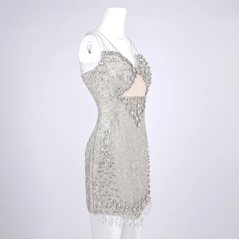 カットアウトディテールのグラマラスビーズシルバーミニプロムドレス – 女性用の輝くノースリーブカクテルパーティーイブニングウェア