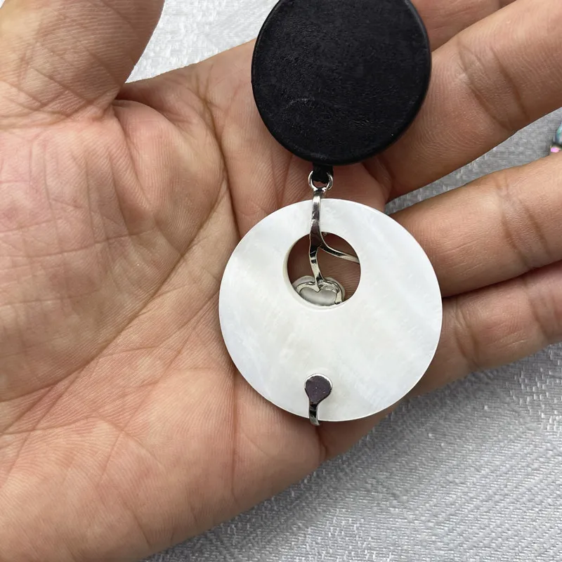 2025 Autumn Winter Medieval Fashion Trend Natural Shell Pendant Little Flower Black Shell Inlaid Pendant Stud Earrings